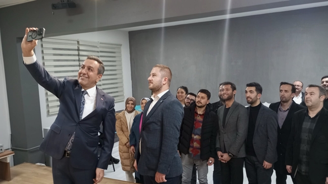 DERE, GENÃ‡LERLE BÄ°RARAYA GELDÄ°